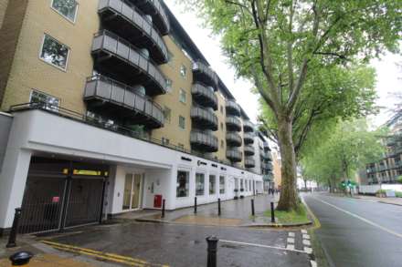 2 bed flat for sale in London W4