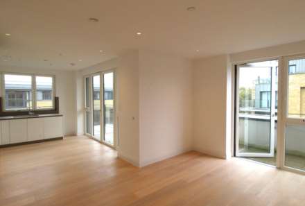3 bed flat to rent in London TW11