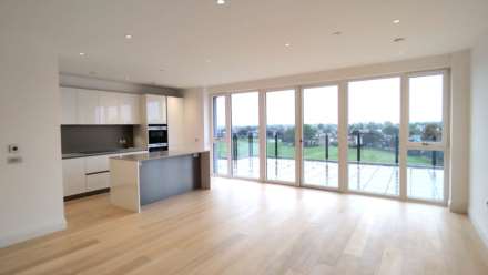 3 bed flat to rent in London TW11