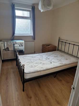 Gunnersbury Avenue, Ealing, Image 3