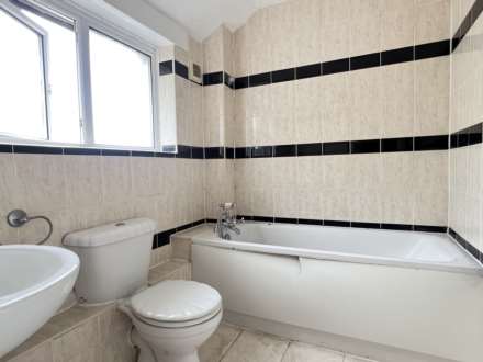 AISHER ROAD SE28 8LH    * VIDEO & 3D FLOORPLAN AVAILABLE *, Image 9