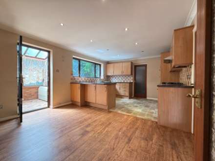 Heathview Drive, London   ** VIDEO & 3D FLOORPLAN AVAILABLE **, Image 4