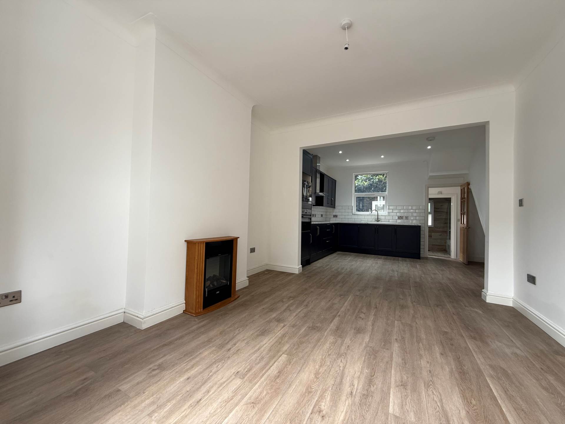 Basildon Road, London  ** VIDEO & 3D FLOORPLAN AVAILABLE **, Image 6