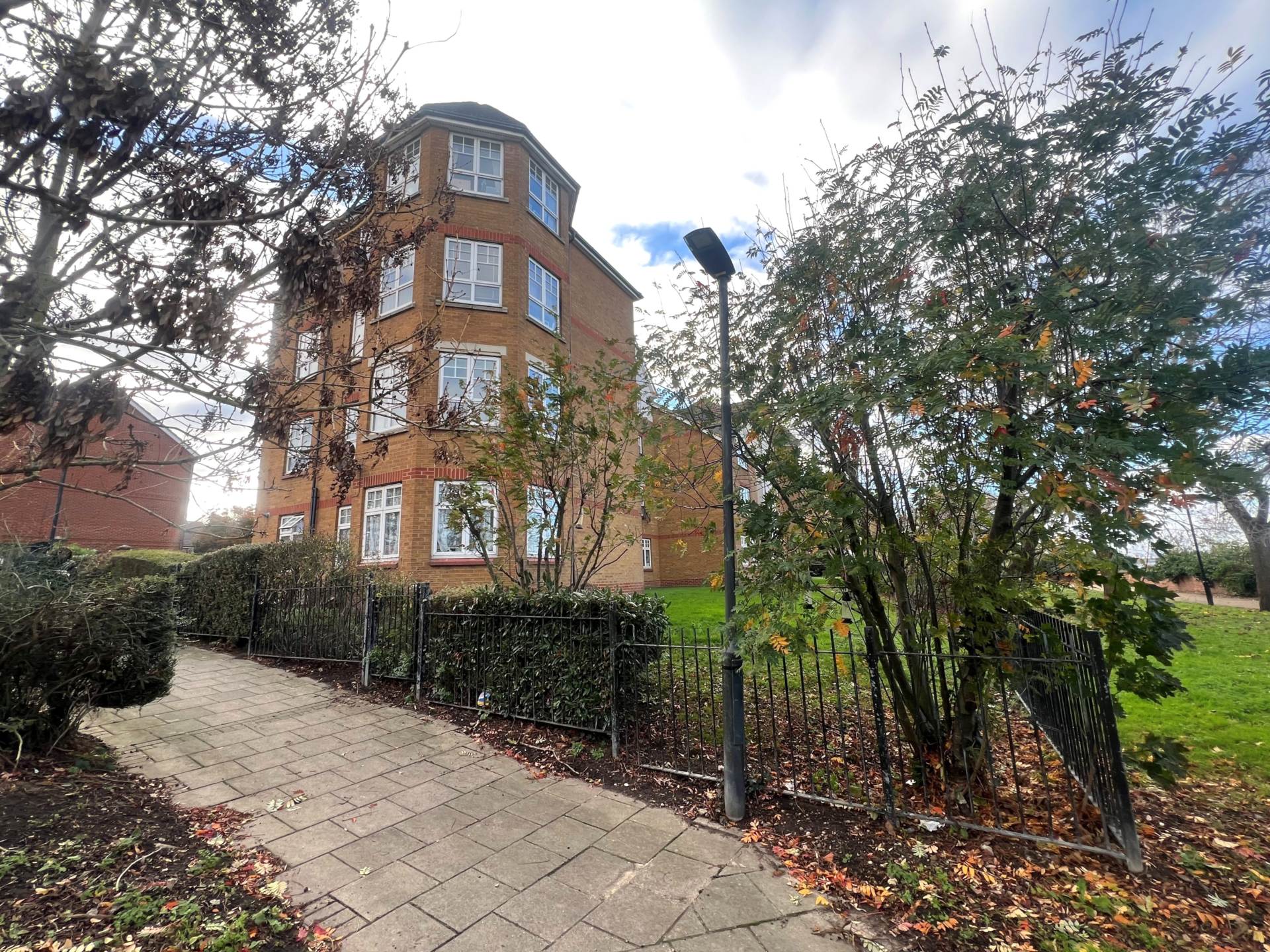 Greenhaven Drive, London  ** VIDEO & 3D FLOORPLAN AVAILABLE **, Image 11