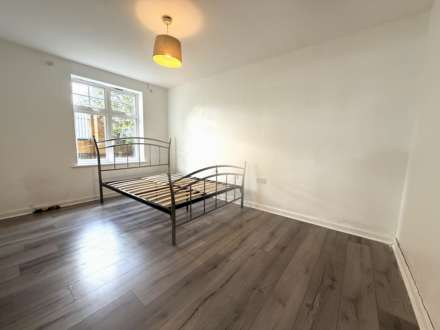 Greenhaven Drive, London ** 3D FLOORPLAN & VIDEO AVAILABLE **, Image 4