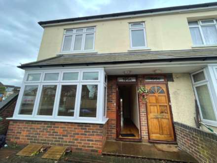 1 Bedroom Flat, Park Crescent, Erith, DA8