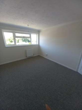 Midhurst Road, Hamdpen Park, Image 12