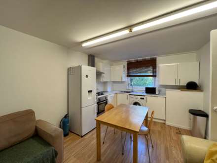 4 Bedroom Flat, Convenient 4 Double Bedroom Flat in Surrey Quays, Millender Walk, SE16