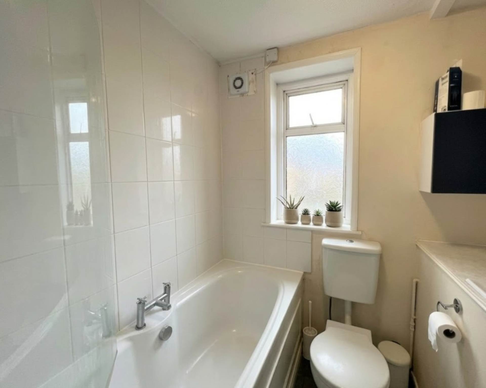 Two Bedroom House in the heart of Morden, Image 3