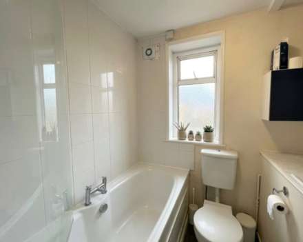 Two Bedroom House in the heart of Morden, Image 3