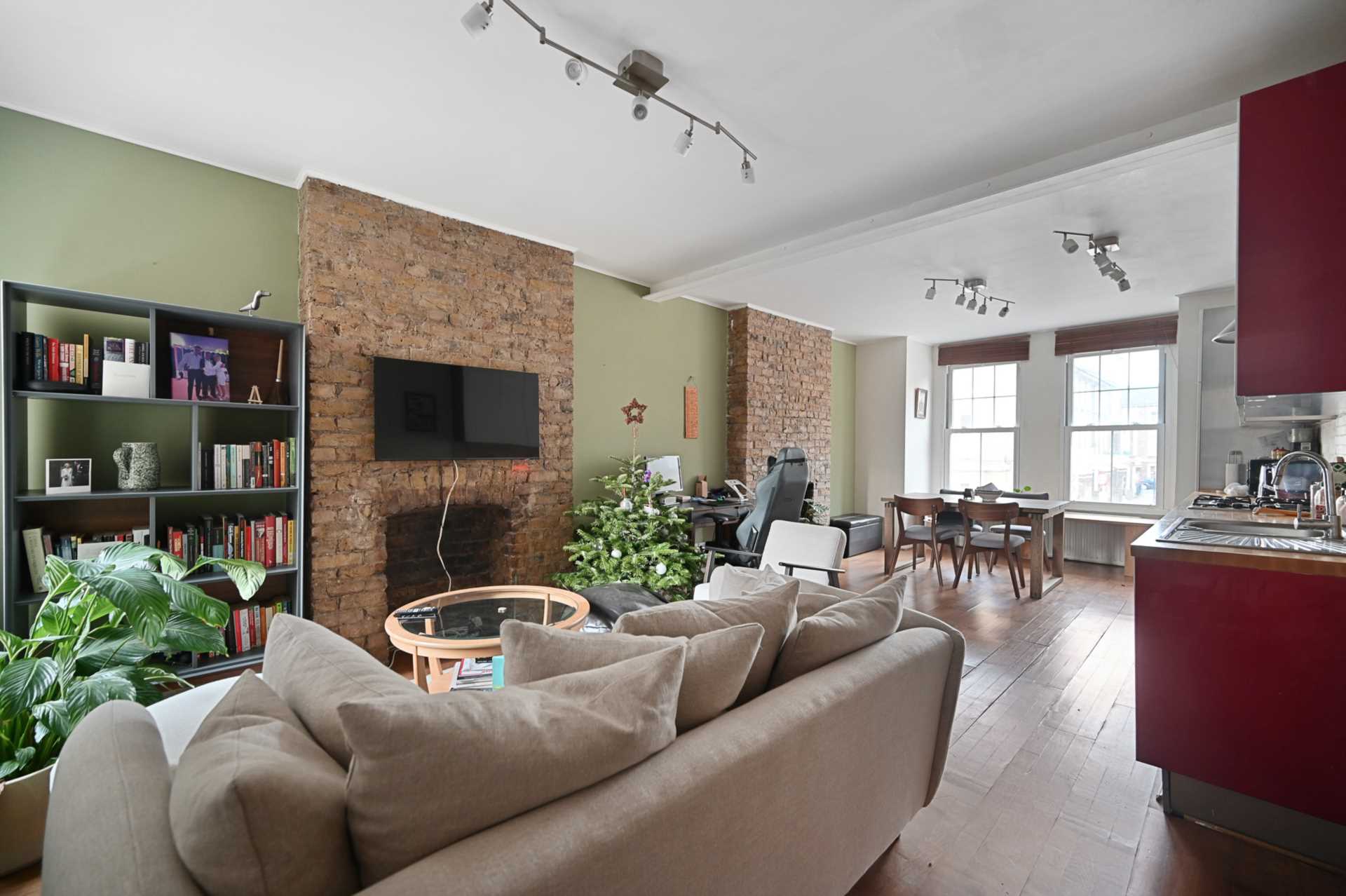 2 bedroom flat on Queenstown Road, Battersea, Image 1