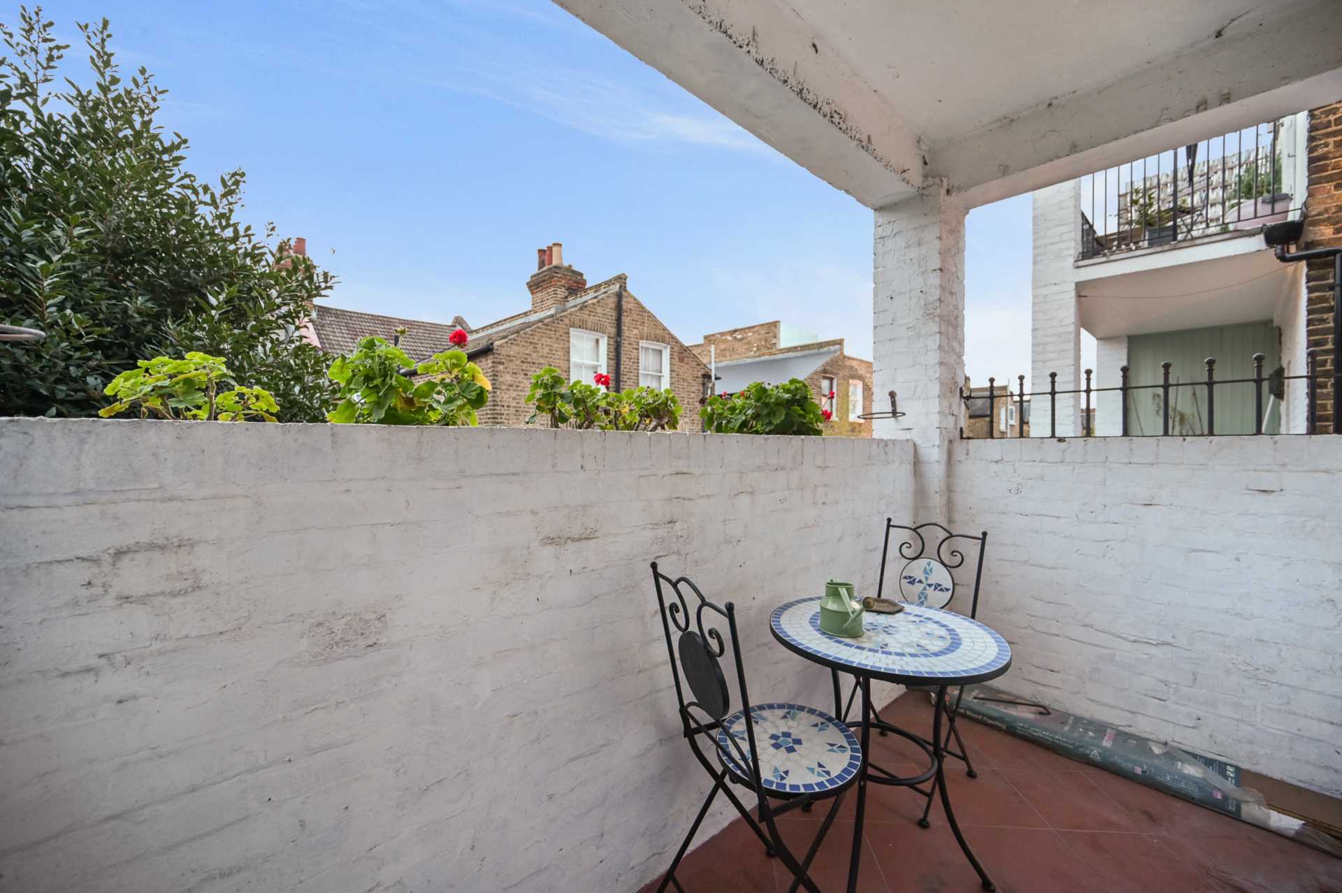 2 bedroom flat on Queenstown Road, Battersea, Image 10