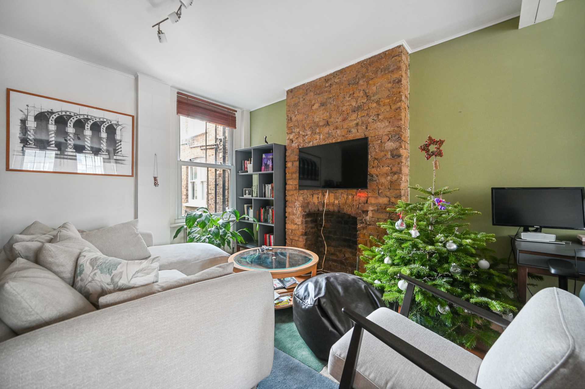 2 bedroom flat on Queenstown Road, Battersea, Image 2