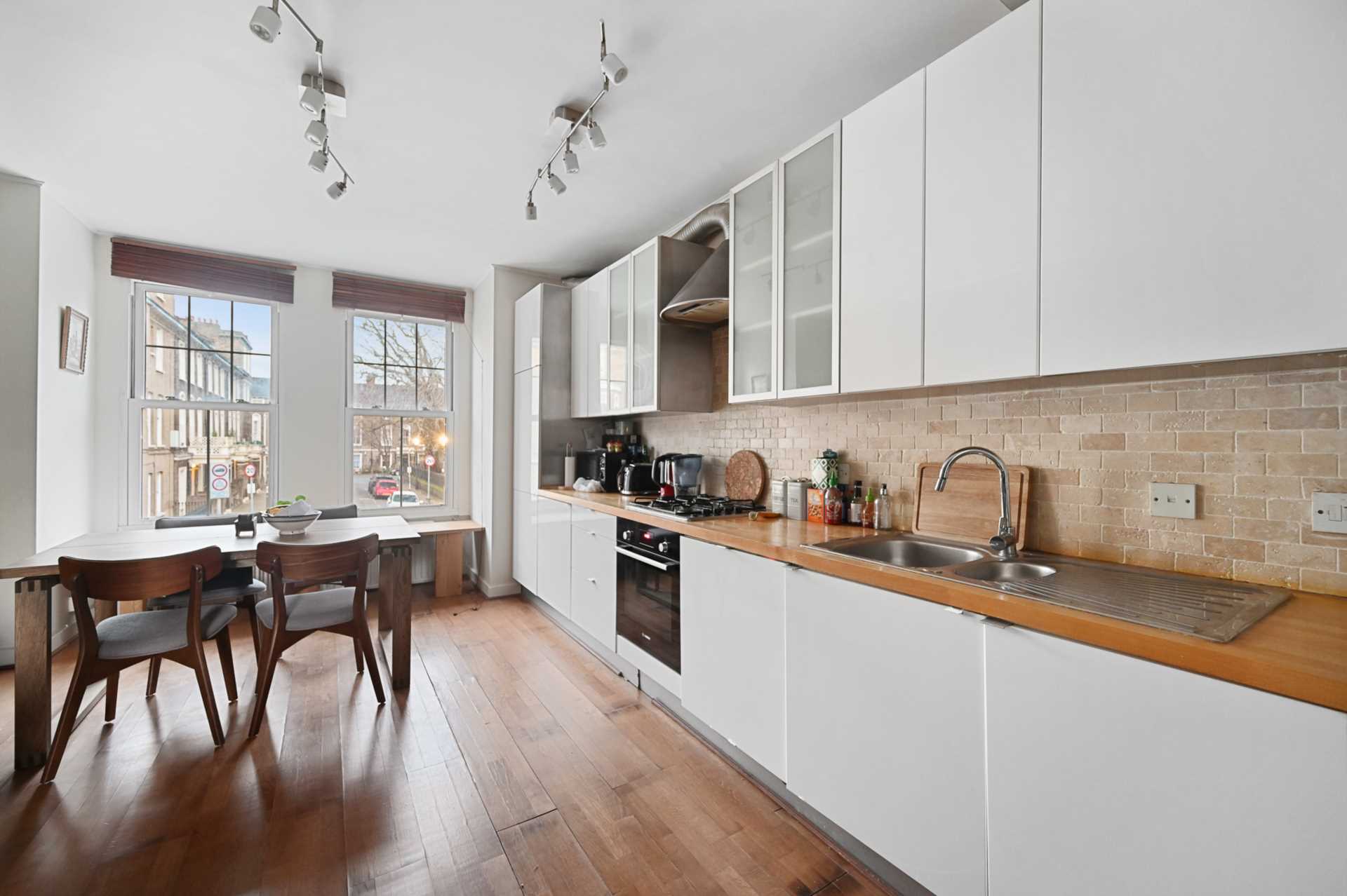 2 bedroom flat on Queenstown Road, Battersea, Image 3