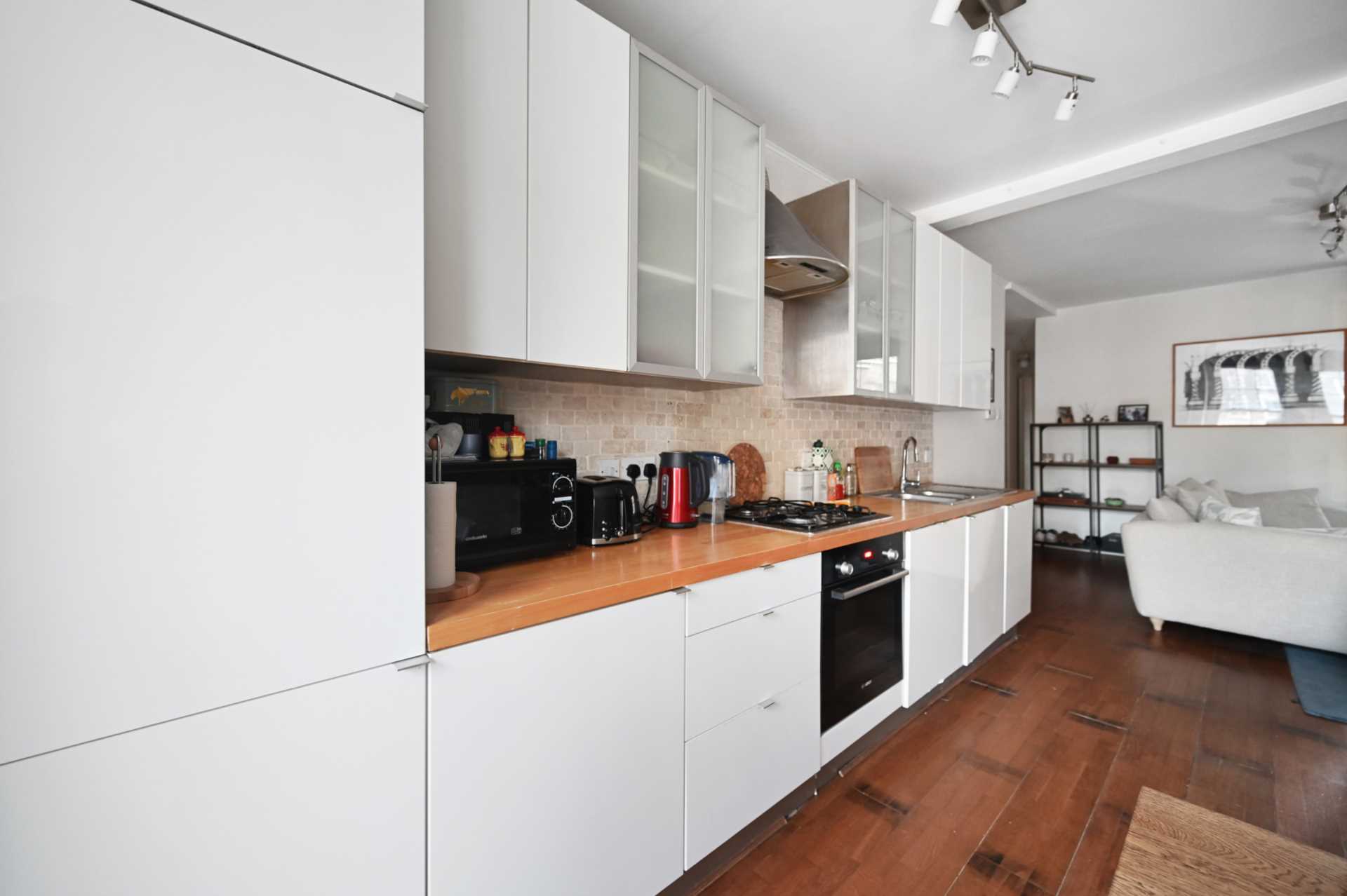 2 bedroom flat on Queenstown Road, Battersea, Image 4