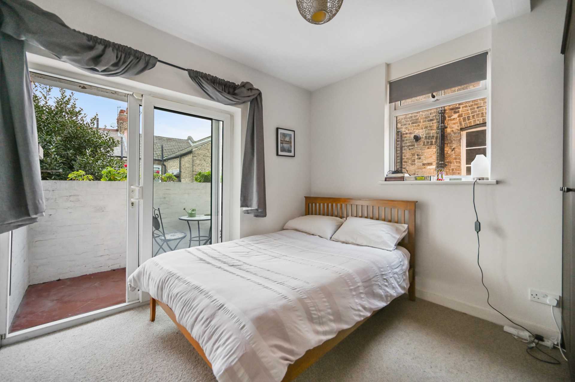 2 bedroom flat on Queenstown Road, Battersea, Image 5