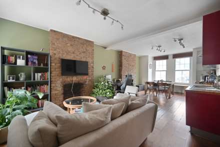 2 bedroom flat on Queenstown Road, Battersea, Image 1