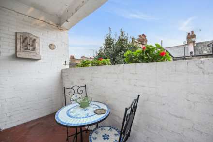 2 bedroom flat on Queenstown Road, Battersea, Image 11