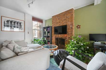 2 bedroom flat on Queenstown Road, Battersea, Image 2