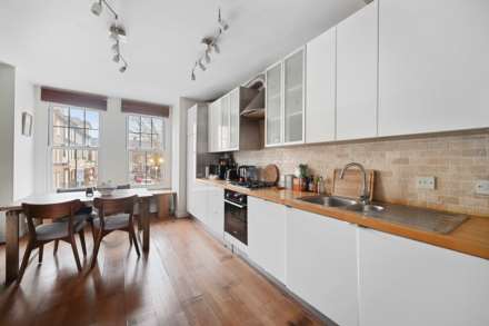 2 bedroom flat on Queenstown Road, Battersea, Image 3