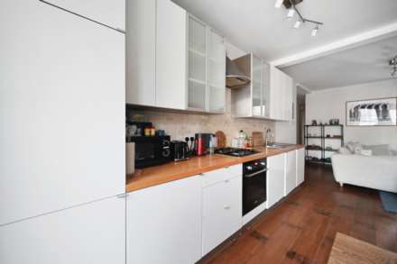 2 bedroom flat on Queenstown Road, Battersea, Image 4