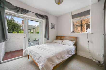 2 bedroom flat on Queenstown Road, Battersea, Image 5