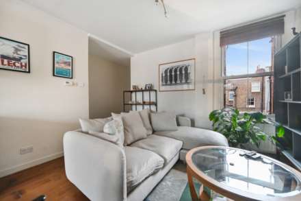2 bedroom flat on Queenstown Road, Battersea, Image 6