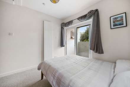 2 bedroom flat on Queenstown Road, Battersea, Image 7