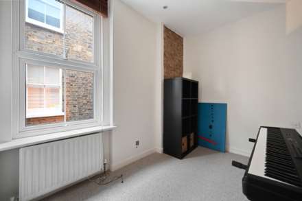 2 bedroom flat on Queenstown Road, Battersea, Image 8