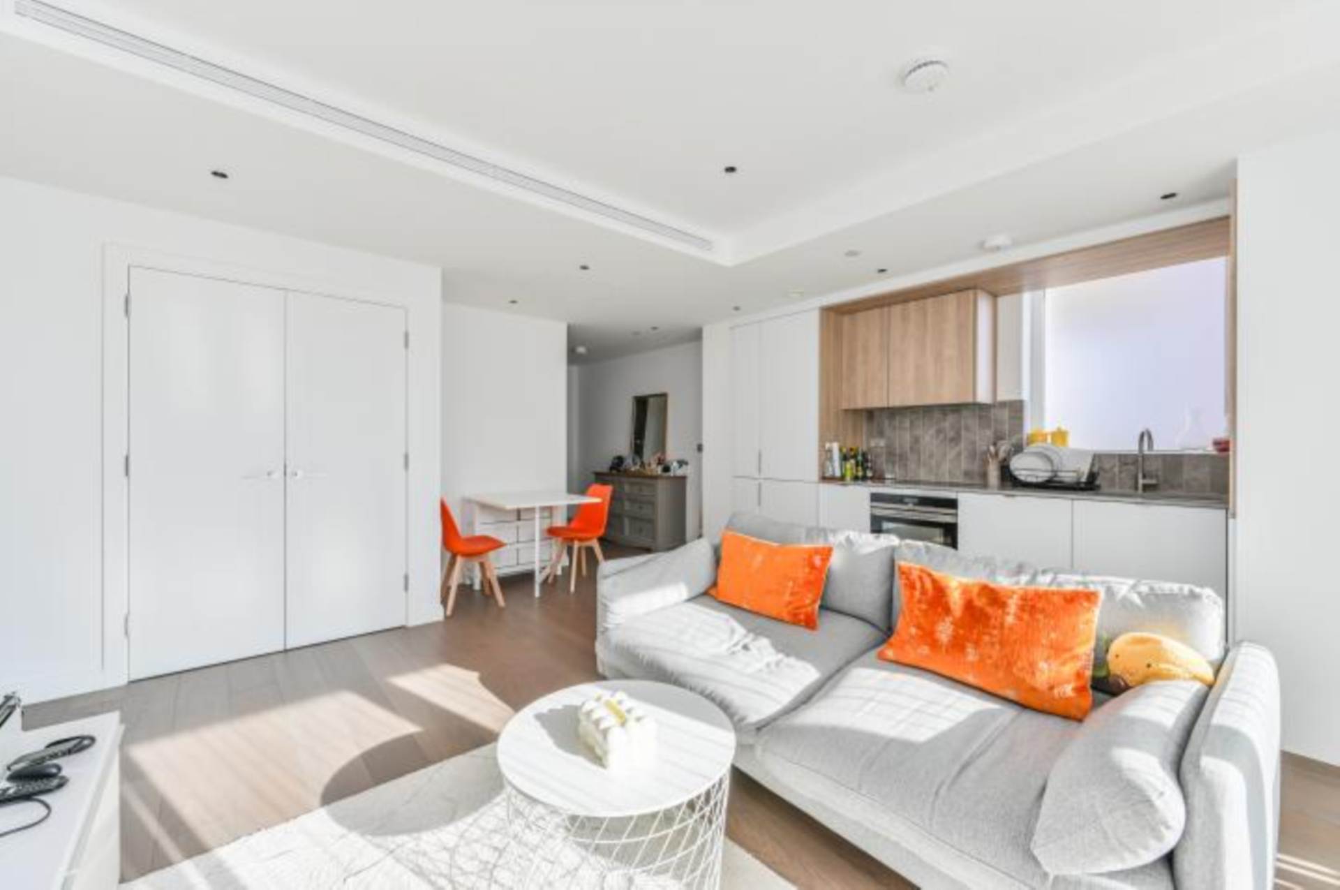 Phoenix Court, London, Image 2