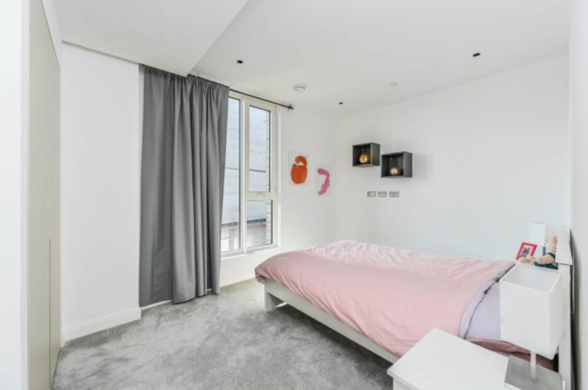 Phoenix Court, London, Image 4