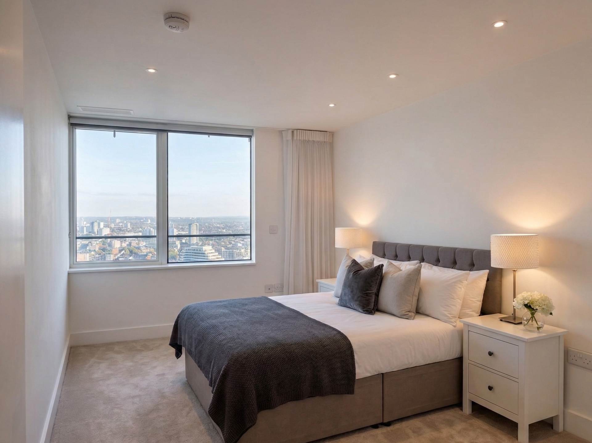 Three bedroom riverside 22nd floor apartment in the iconic Lombard Wharf, Image 2