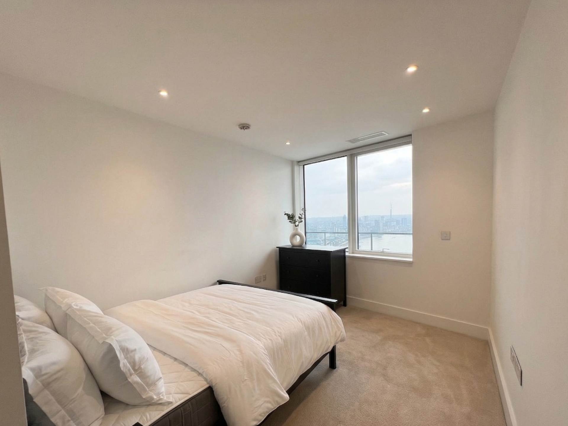 Three bedroom riverside 22nd floor apartment in the iconic Lombard Wharf, Image 5