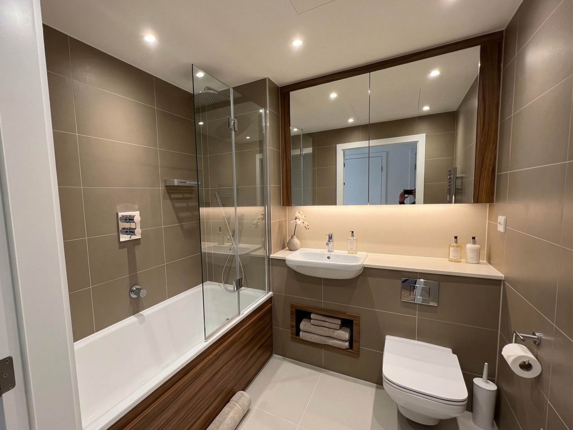 Three bedroom riverside 22nd floor apartment in the iconic Lombard Wharf, Image 6