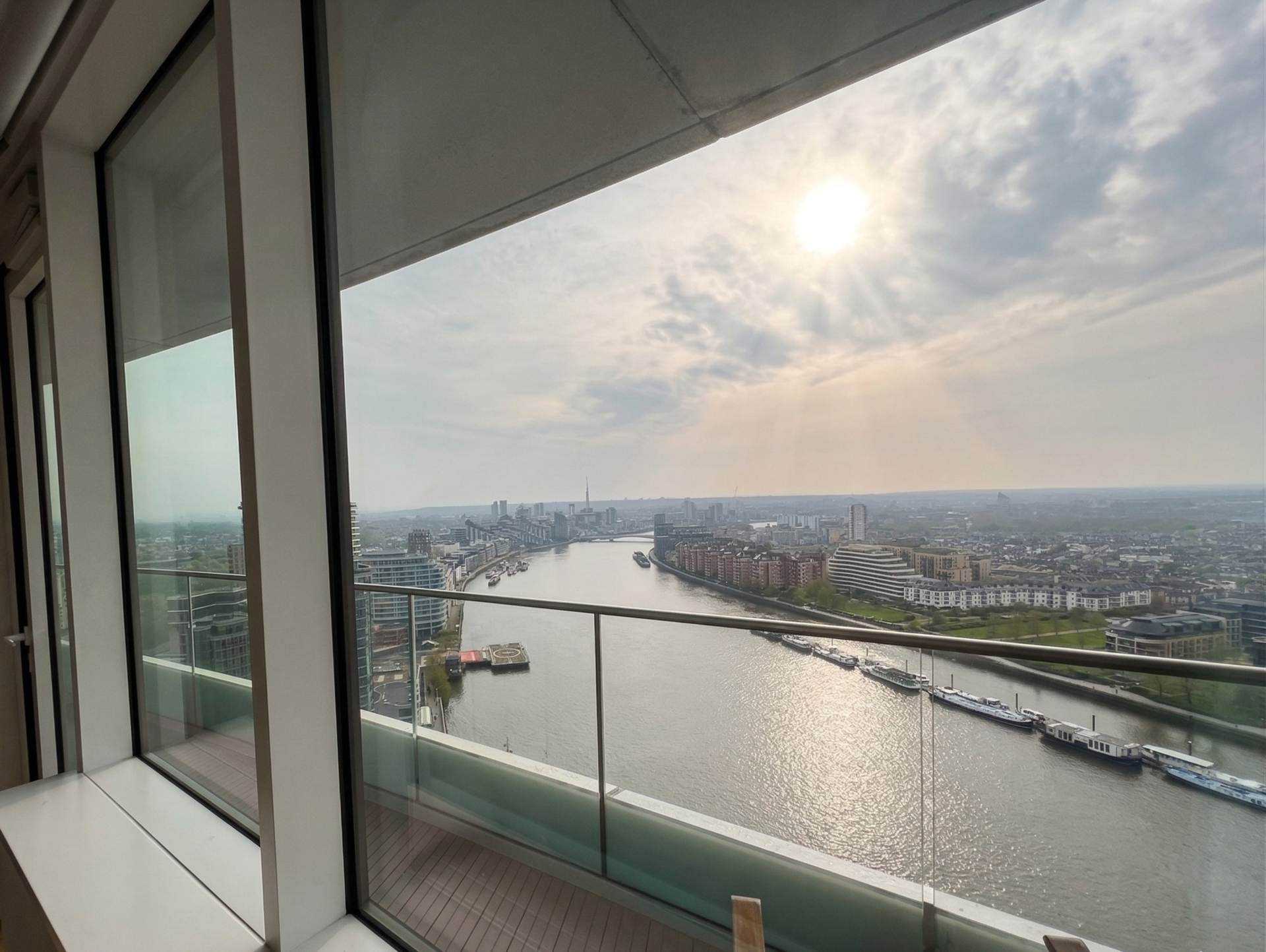Three bedroom riverside 22nd floor apartment in the iconic Lombard Wharf, Image 7