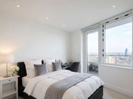Three bedroom riverside 22nd floor apartment in the iconic Lombard Wharf, Image 3