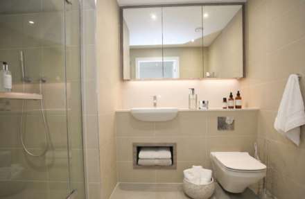 Three bedroom riverside 22nd floor apartment in the iconic Lombard Wharf, Image 4