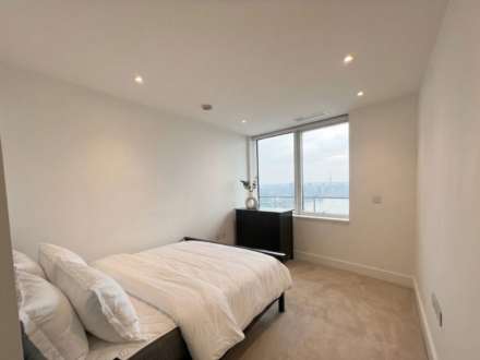 Three bedroom riverside 22nd floor apartment in the iconic Lombard Wharf, Image 5