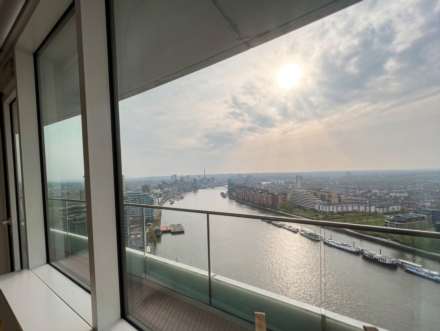 Three bedroom riverside 22nd floor apartment in the iconic Lombard Wharf, Image 7