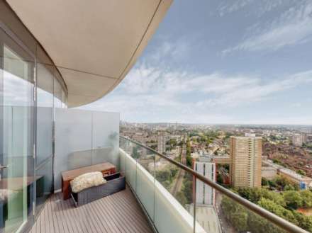 Three bedroom riverside 22nd floor apartment in the iconic Lombard Wharf, Image 8