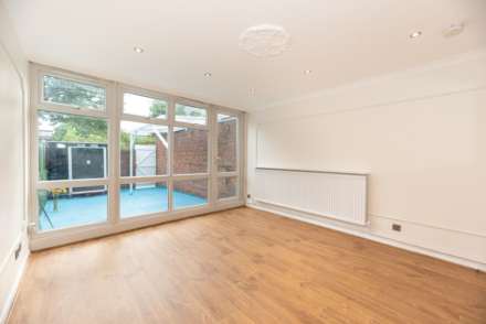 3 Bedroom Maisonette, Carey Gardens, SW8 Nine Elms