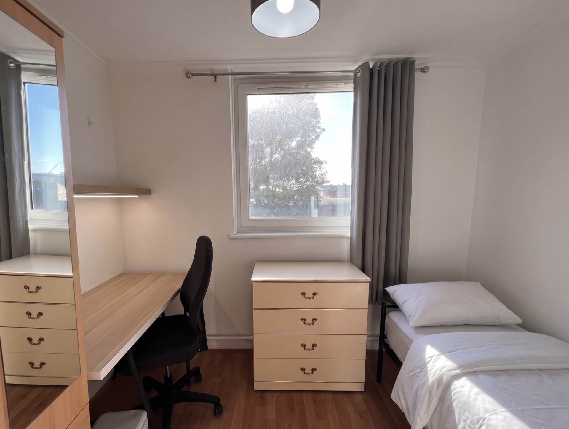 Convenient 4 Double Bedroom Flat in Surrey Quays, Millender Walk, SE16, Image 2