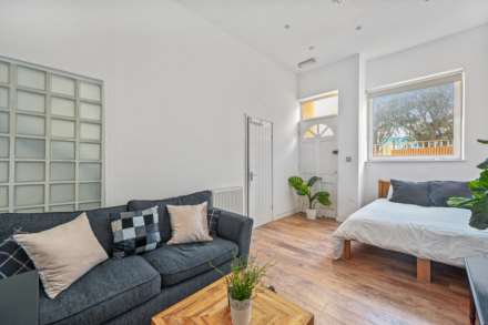 St Rule Street, London, Image 2