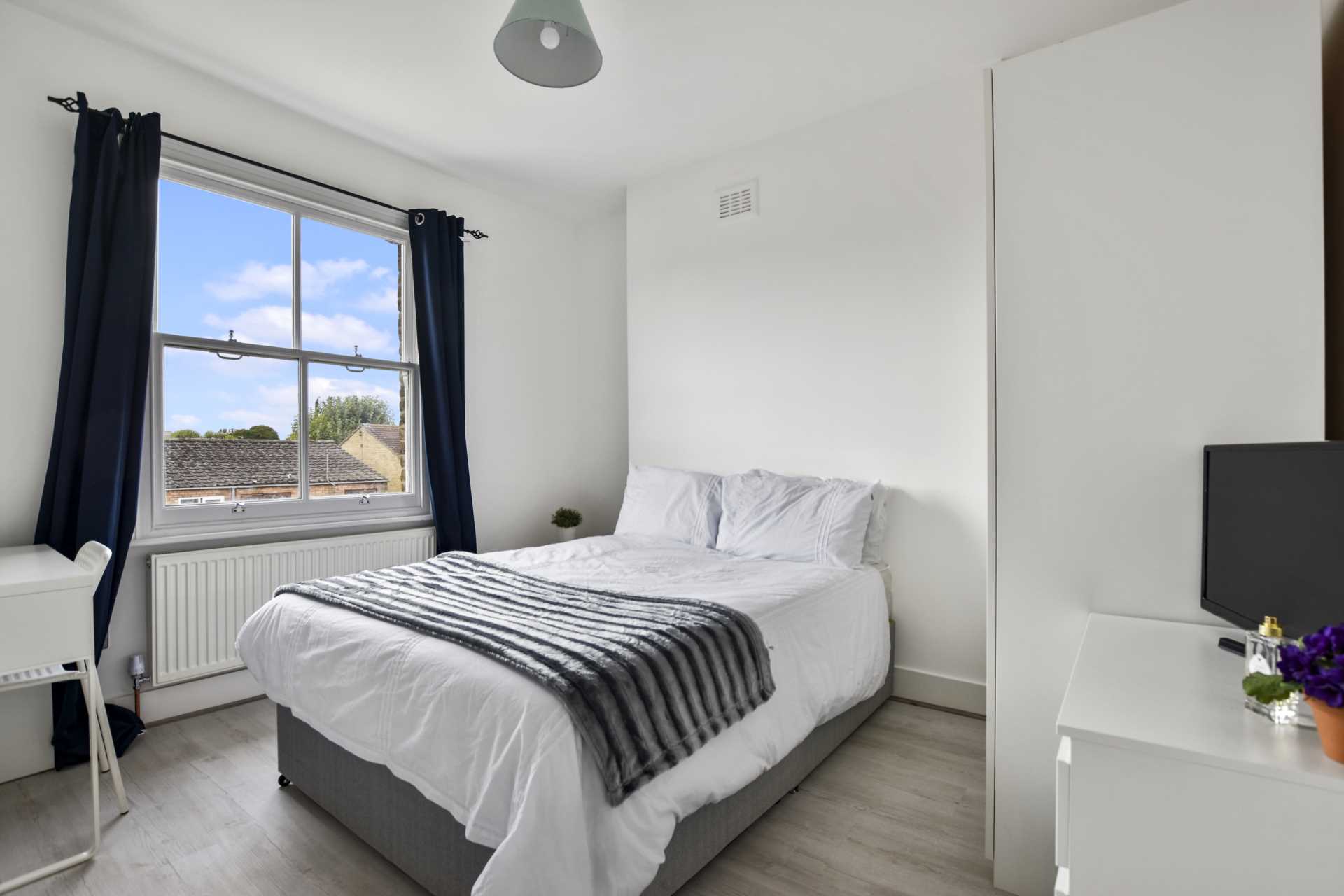 5 Bedroom House, Stanley Grove, Battersea, SW8, Image 2