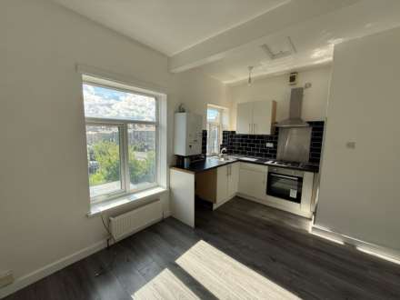 High St, Heckmondwike, Image 2