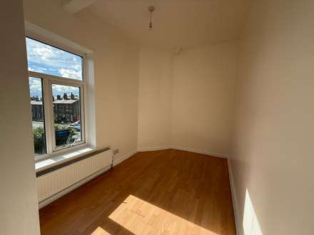 High St, Heckmondwike, Image 4