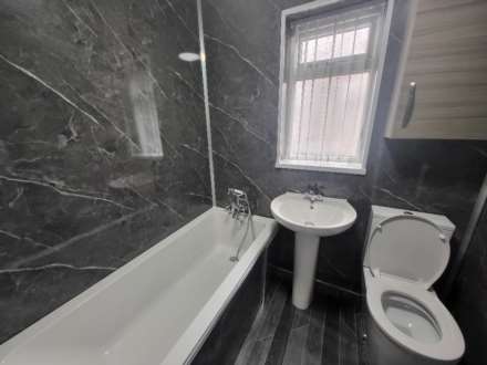 Squirrel Hall Drive, Dewsbury, Image 5