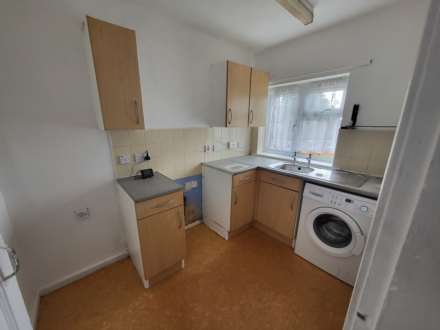 Holly Grove, Batley WF17 7bu, Image 2