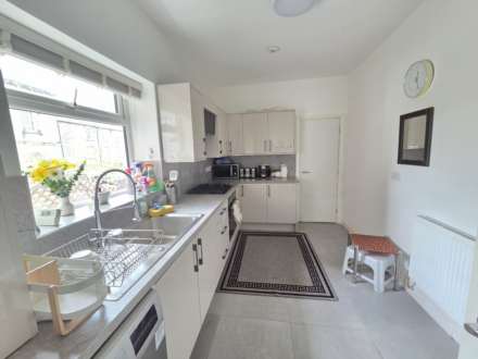 High Street, Heckmondwike, Image 3