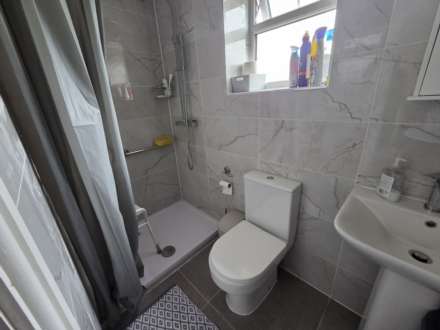 High Street, Heckmondwike, Image 4